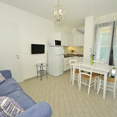 מלון דירות Serenella 3*